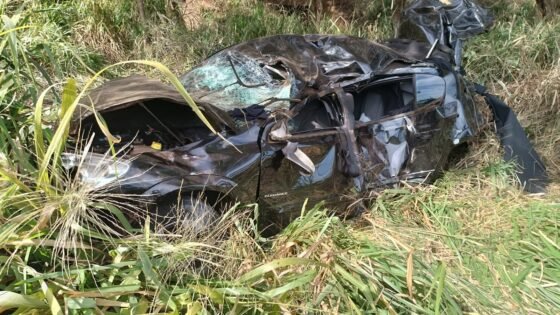 Homem morre após carro capotar e cair em ribanceira