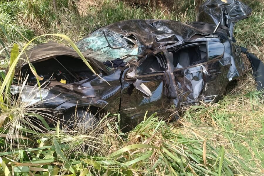Homem morre após carro capotar e cair em ribanceira