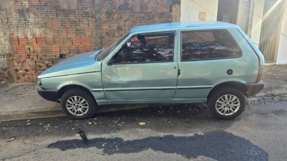 VÍDEO: saco de pães cai e motorista tomba carro em Birigui