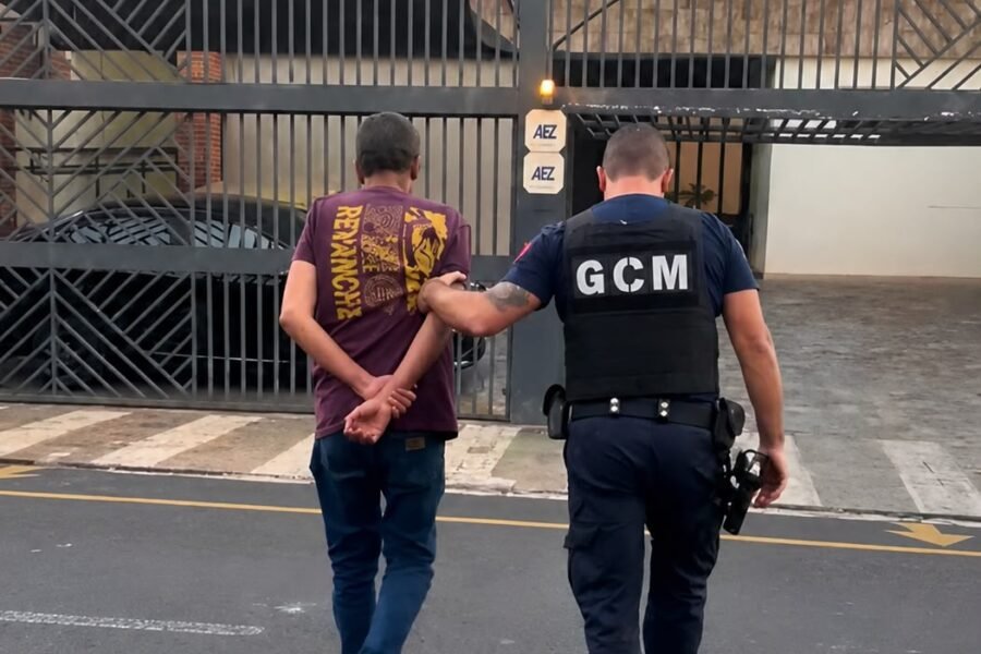 Idoso é preso por importunação sexual dentro de ônibus