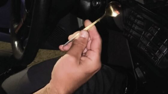Homem furta carro usando colher para ligar veículo e acaba preso