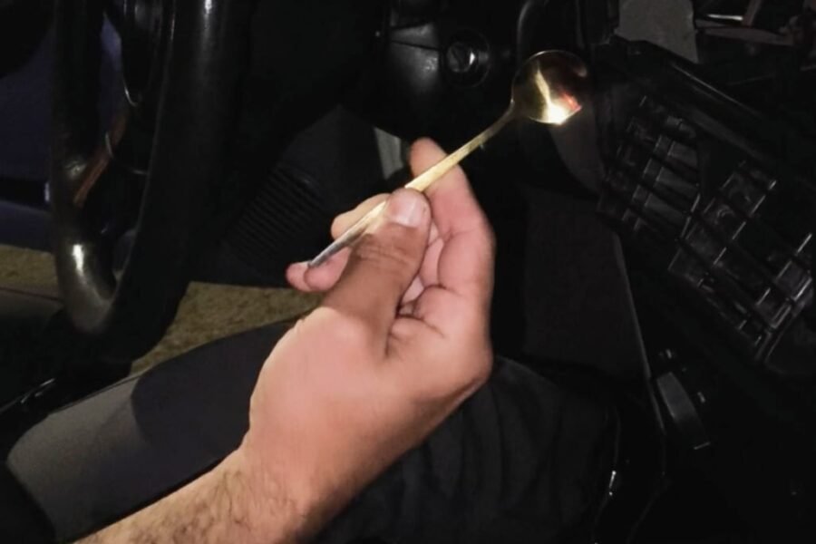 Homem furta carro usando colher para ligar veículo e acaba preso