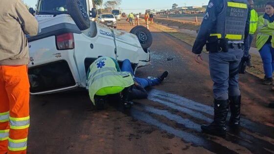 Motorista fica ferido após capotamento na Rondon