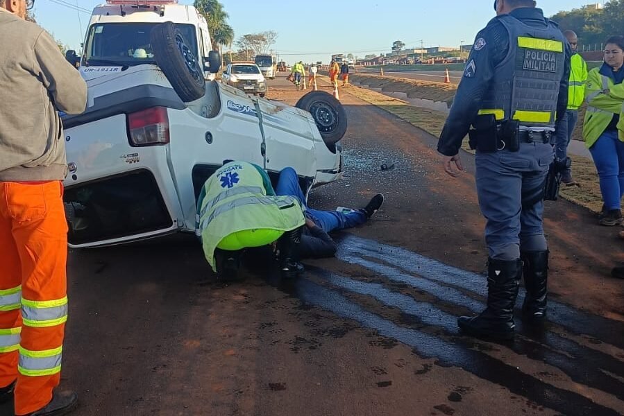Motorista fica ferido após capotamento na Rondon
