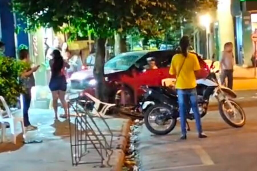 Motorista que tentou atropelar grupo é solto após audiência de custódia