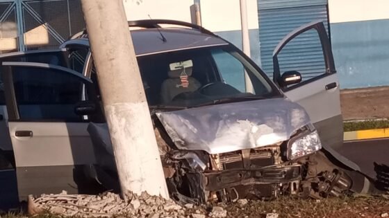 ASSISTA – Motorista perde controle de carro e atinge poste em Guararapes
