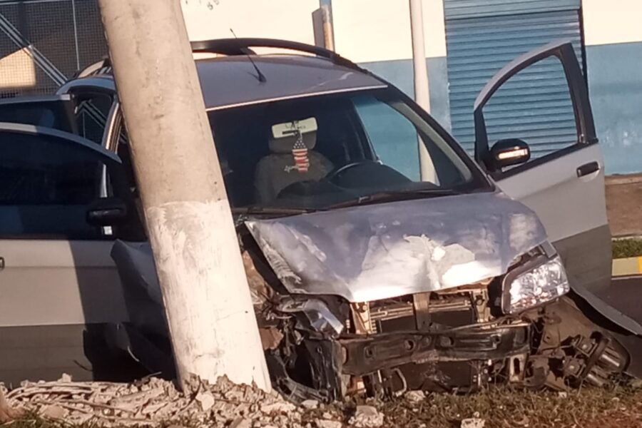 ASSISTA – Motorista perde controle de carro e atinge poste em Guararapes