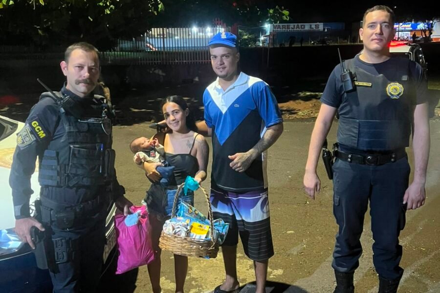 Equipe da GCM que salvou bebê engasgado reencontra família