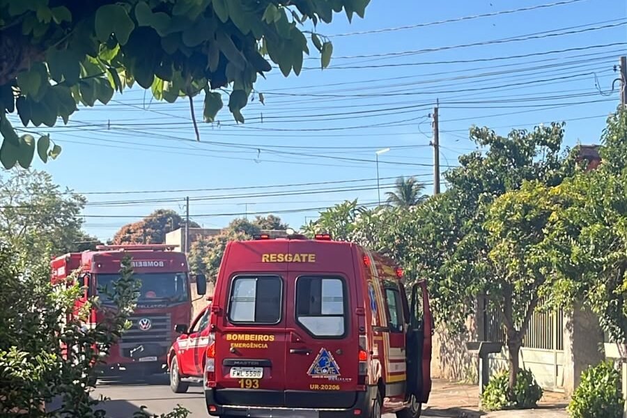 Incêndio em terreno baldio atinge telhado de casa em Araçatuba