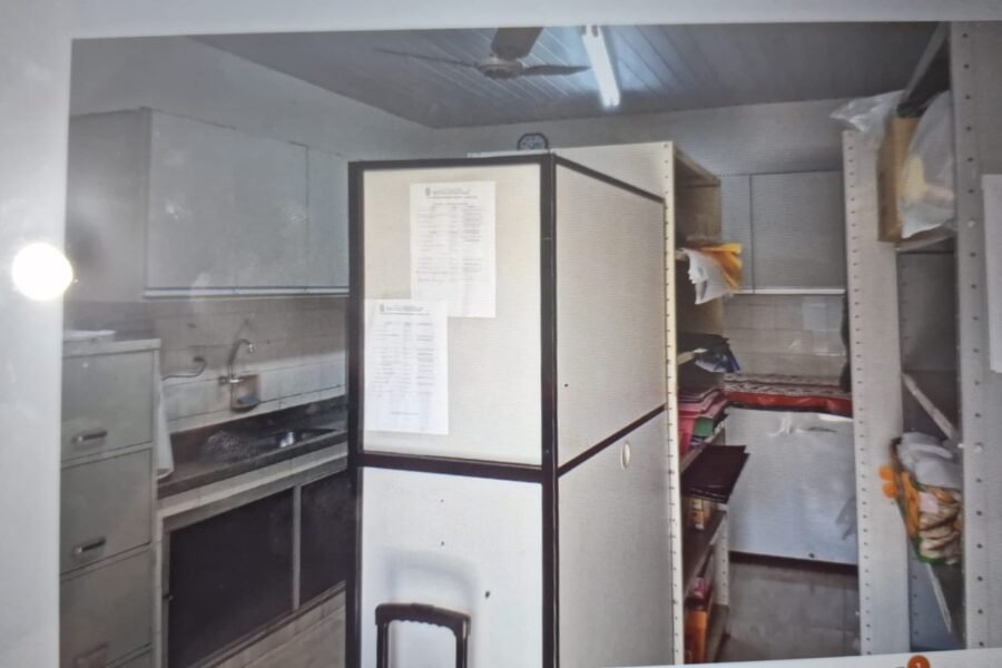 Tribunal de Contas encontra material escolar armazenado em cozinha