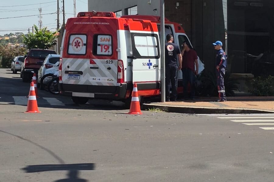 Ambulância do Samu se envolve em acidente durante atendimento em Araçatuba