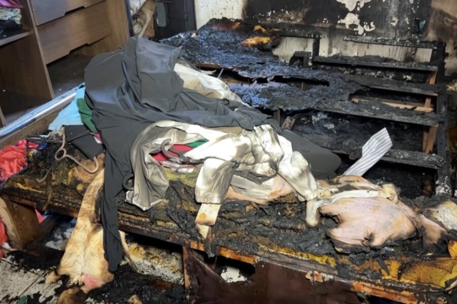 Após ter casa incendiada, mulher relata medo e faz alerta