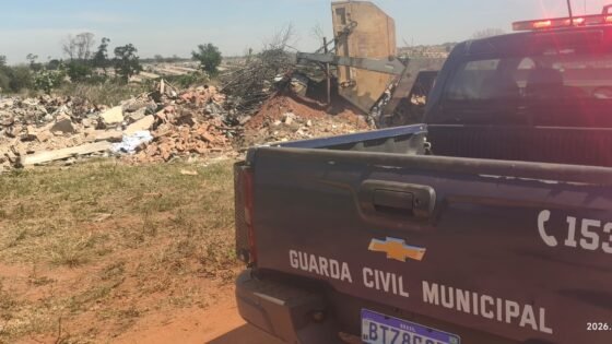 GCM flagra descarte irregular de entulho em área verde de Araçatuba