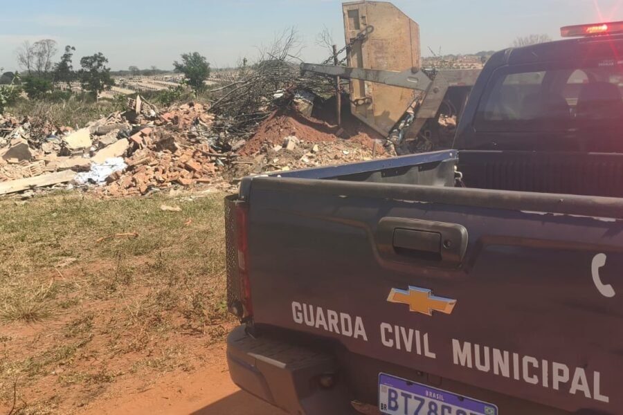 GCM flagra descarte irregular de entulho em área verde de Araçatuba