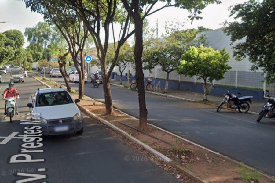 Motociclista morre após bater em árvore em Araçatuba
