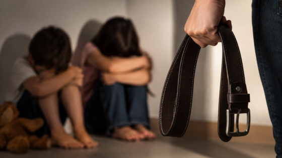 Crianças são acolhidas após mãe relatar agressões com cinta