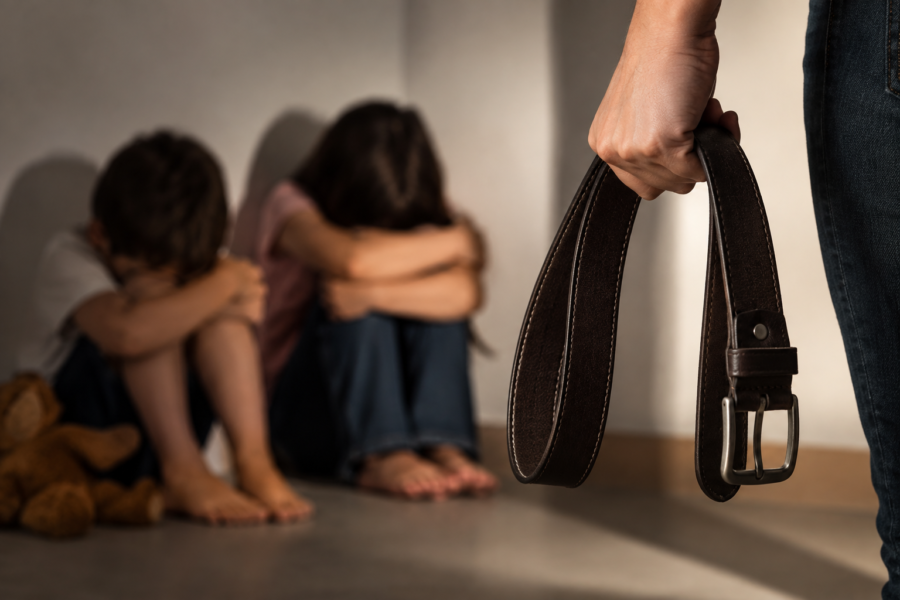 Crianças são acolhidas após mãe relatar agressões com cinta