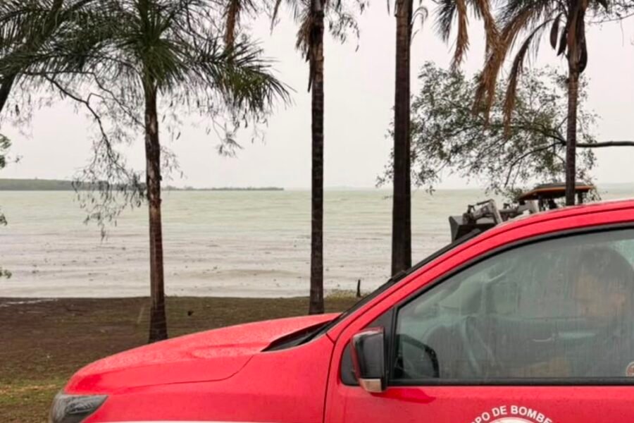 Embarcação vira no Tietê durante temporal em Buritama