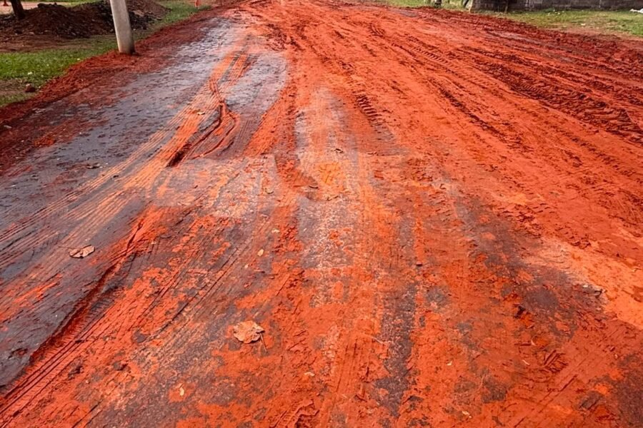 Veículos danificam base e atrasam pavimentação em Taveira