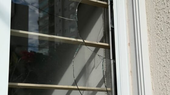 Mantida prisão de mulher que quebrou vidro de janela em delegacia