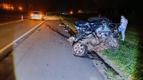 Colisão frontal deixa dois mortos e quatro crianças feridas na SP-425