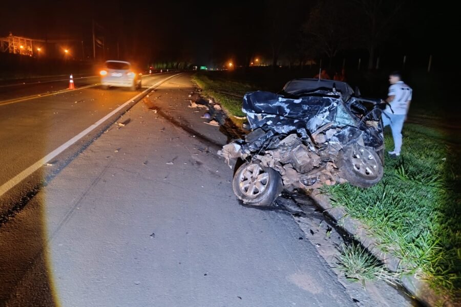 Colisão frontal deixa dois mortos e quatro crianças feridas na SP-425