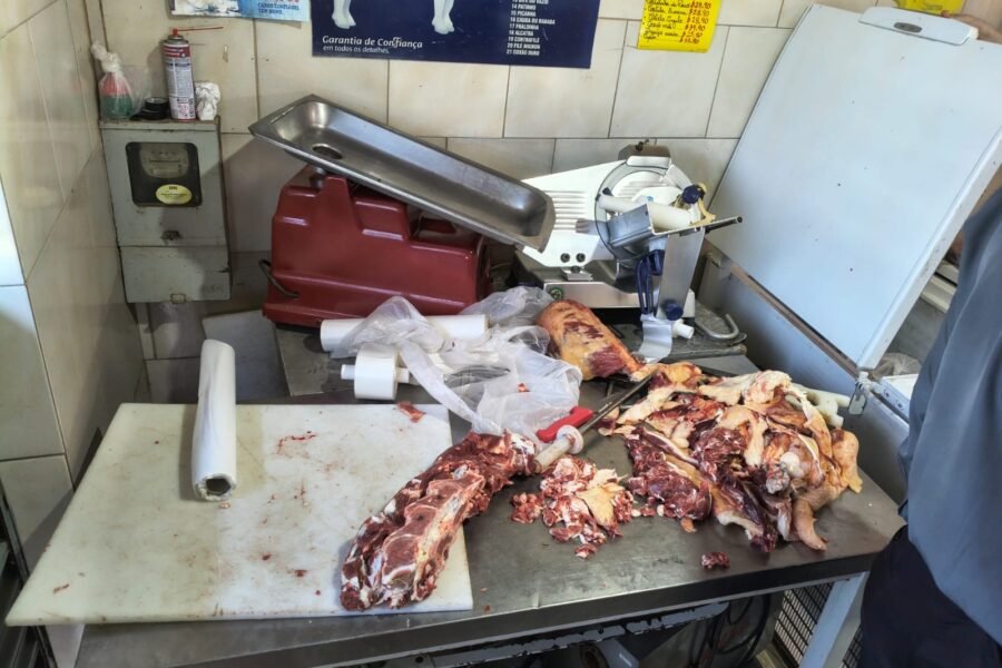 Polícia apreende 450 kg de carnes irregulares em Guararapes
