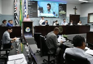 Câmara pode retirar projeto de reajuste de 153% para vereadores