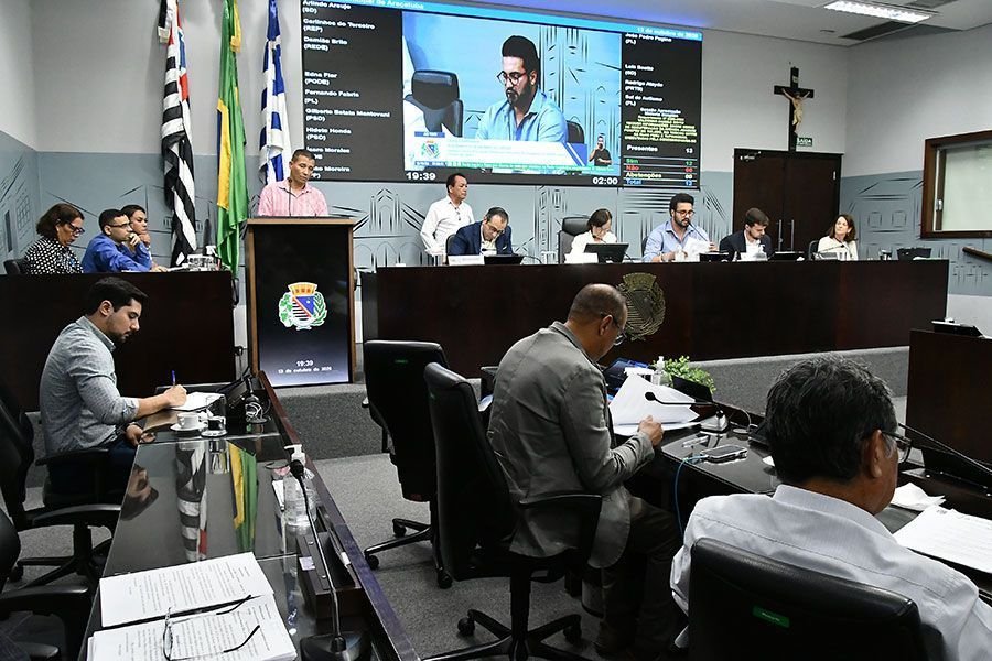 Câmara pode retirar projeto de reajuste de 153% para vereadores