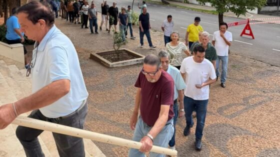 Maior colégio eleitoral de Araçatuba tem filas pela manhã