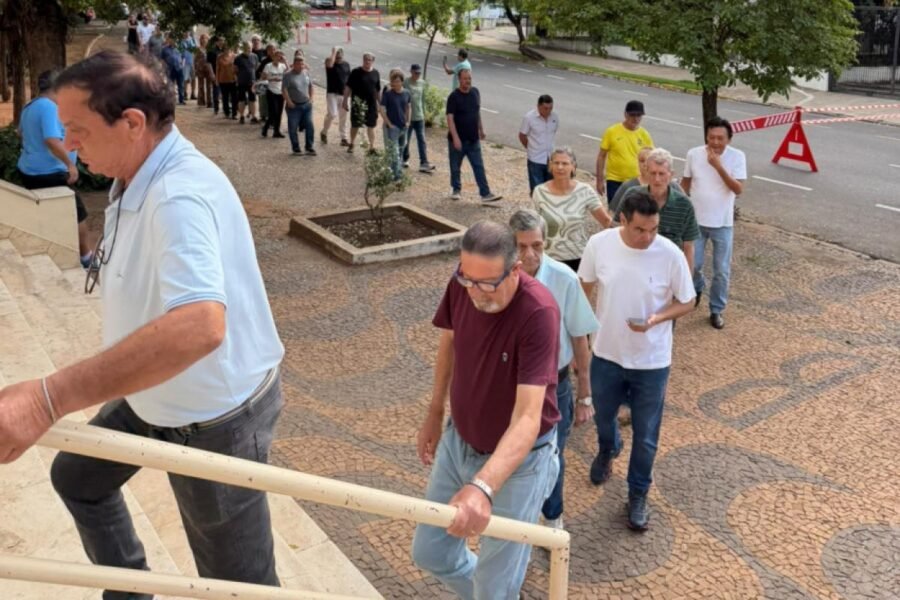 Maior colégio eleitoral de Araçatuba tem filas pela manhã
