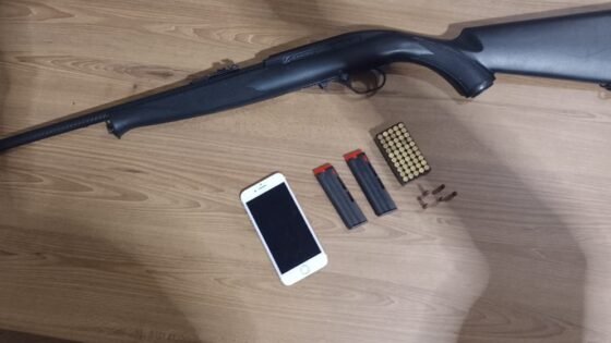 Polícia apreende rifle durante investigação de violência contra mulher