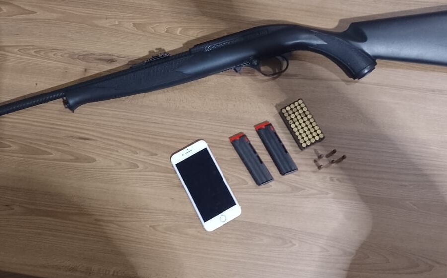 Polícia apreende rifle durante investigação de violência contra mulher