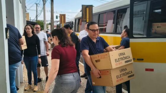 Urnas eletrônicas são levadas aos locais de votação em Araçatuba