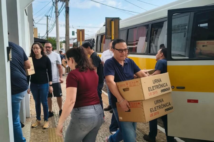 Urnas eletrônicas são levadas aos locais de votação em Araçatuba