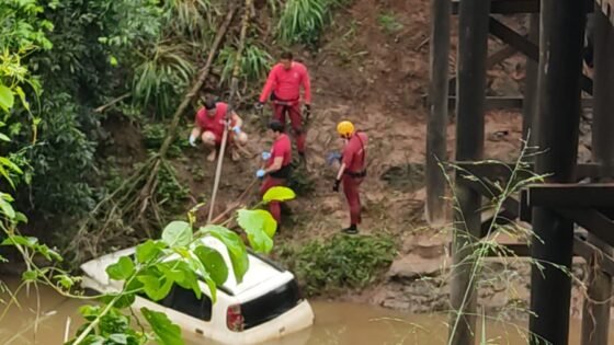 Corpo de homem desaparecido é encontrado dentro de carro em rio