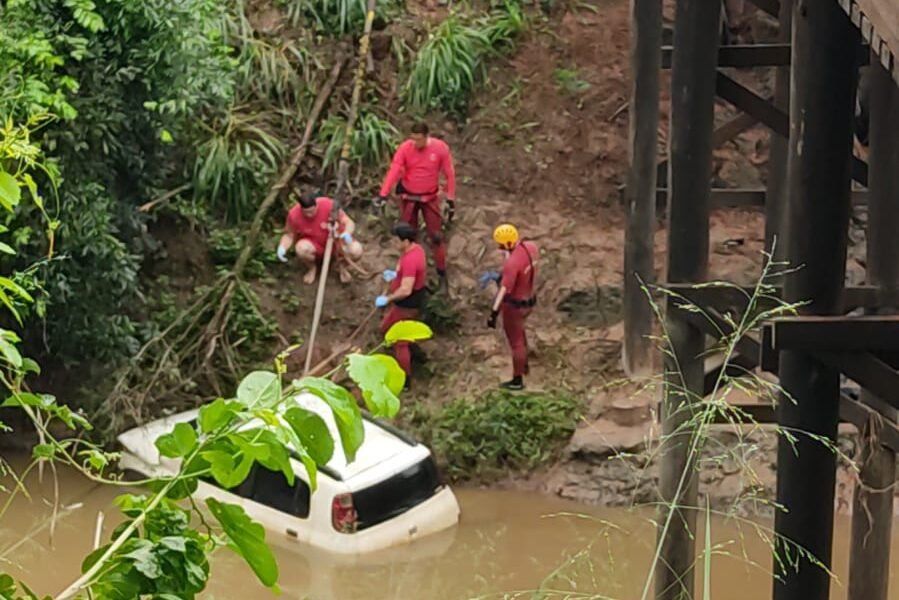 Corpo de homem desaparecido é encontrado dentro de carro em rio