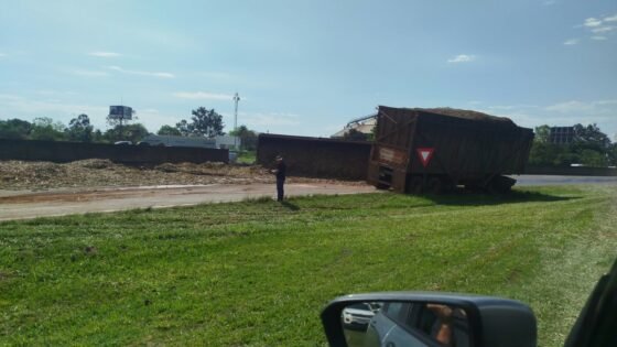 Caminhão carregado de cana tomba em rodovia de Araçatuba