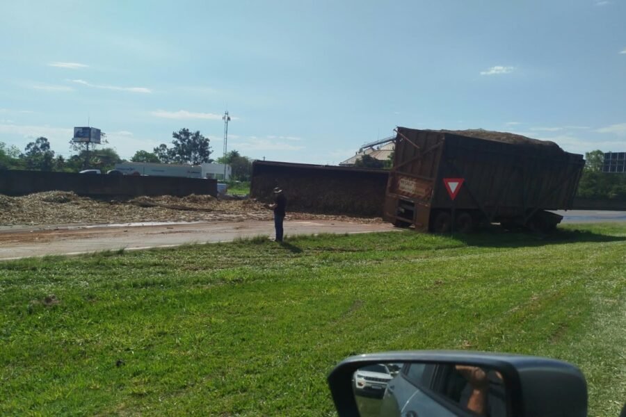 Caminhão carregado de cana tomba em rodovia de Araçatuba