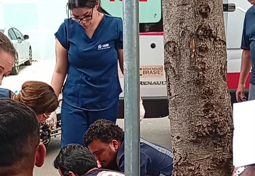 Carro invade calçada e atropela dois idosos em Araçatuba